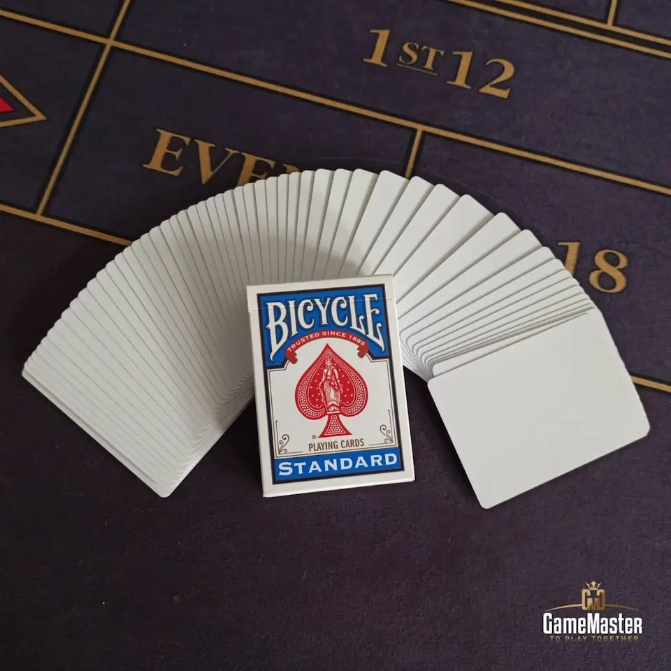 Карти для фокусів Bicycle Standard на картковому столі